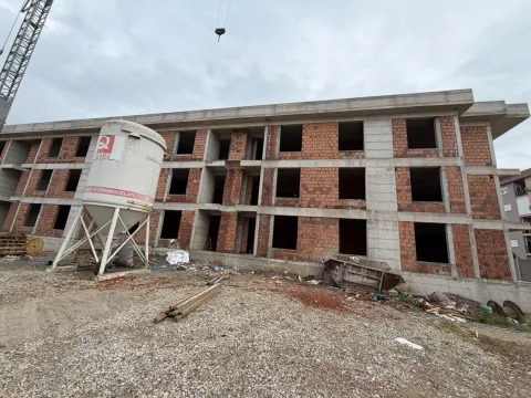 Pogled na stambenu zgradu u izgradnji sa gradilištem u prvom planu. - image 2