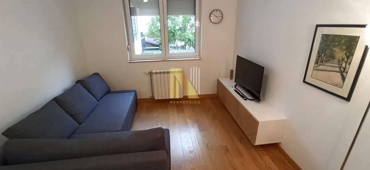 Izdavanje, dvosoban stan, 37m², Centar, Novi Sad