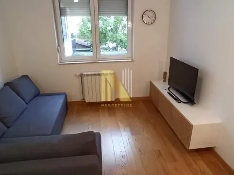 Izdavanje, dvosoban stan, 37m², Centar, Novi Sad