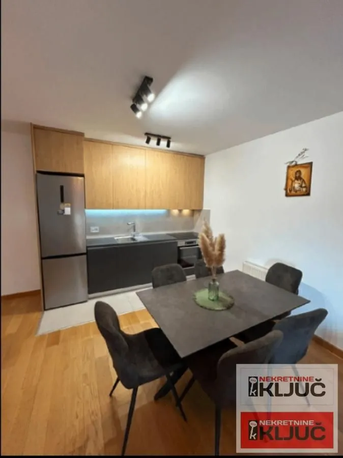 Izdavanje, dvosoban stan, 70m², Centar, Novi Sad