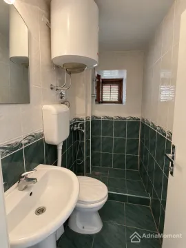 Manje kupatilo sa lavaboom, wc šoljom, tuš kabinom i bojlerom. - image 5
