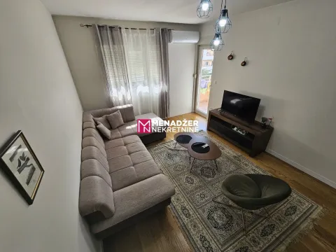 Dnevna soba sa garniturom, stočićem i TV komodom. - image 3