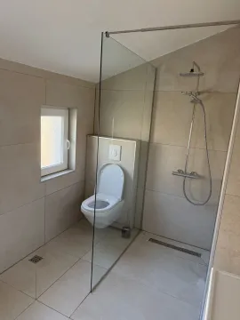 Moderne kupatilo sa tuš kabinom i ugradnom wc šoljom. - image 2