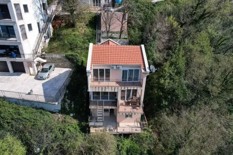Pogled iz vazduha na višestambenu kuću okruženu zelenilom. - image 2