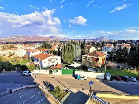 Pogled sa terase na gradsko naselje i planine u pozadini. - image 18