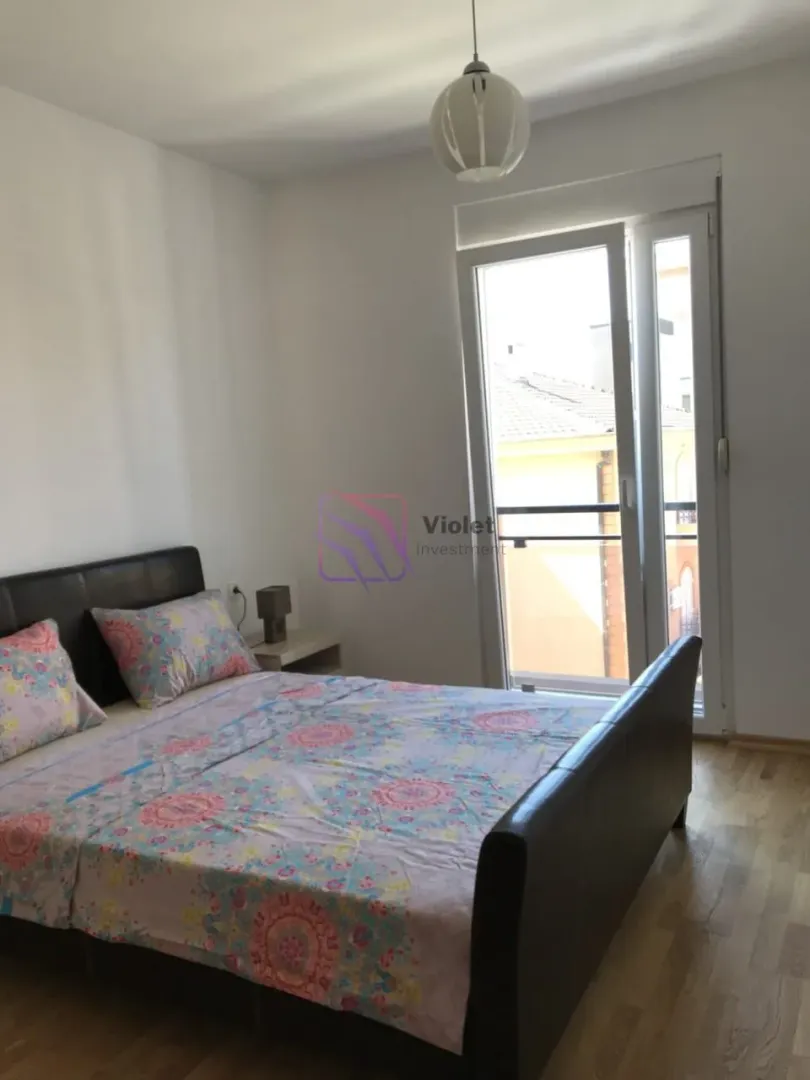 Bedroom with a double bed and access to the terrace.