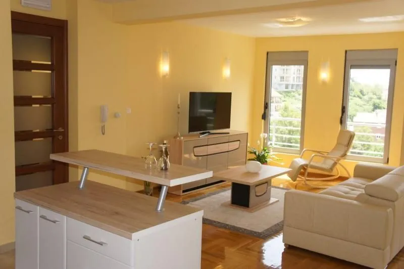 Prodaja, dvosoban stan, 100m², Bečići, Budva