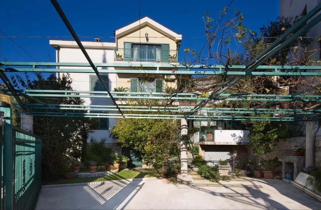 Izdavanje, dvosoban stan, 85m², Budva, Crna Gora