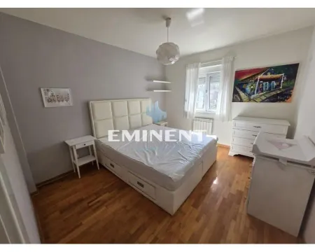 Spavaća soba sa bračnim krevetom, komodom i prozorom. - image 6