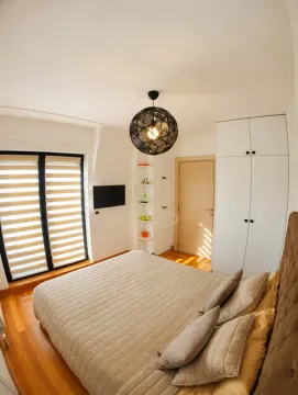 Nameštena spavaća soba sa bračnim krevetom, plakarom i televizorom. - image 13