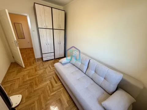 Manja dnevna soba sa ugaonom garniturom i ugradnim plakarom. - image 17