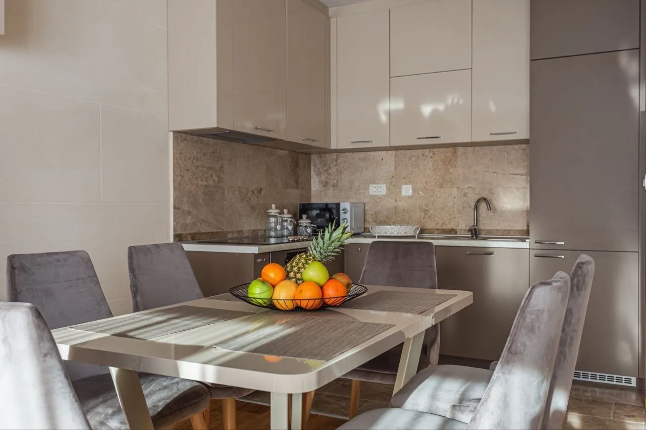 Izdavanje, dvosoban stan, 62m², Pržno, Budva