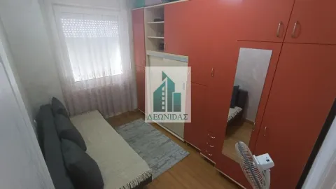 Manja spavaća soba sa krevetom i ugradnim ormanom. - image 11