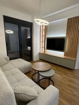 Moderna dnevna soba sa ugaonom garniturom, TV-om i modernim osvjetljenjem. - image 2