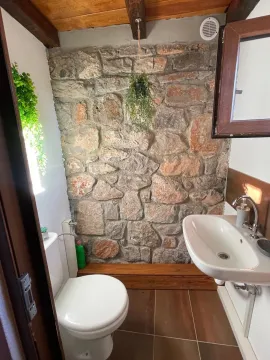 Manje kupatilo sa umivaonikom, WC šoljom i zidom od prirodnog kamena. - image 18