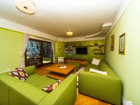 Izdavanje, trosoban stan, 140m², Centar, Podgorica - image 2