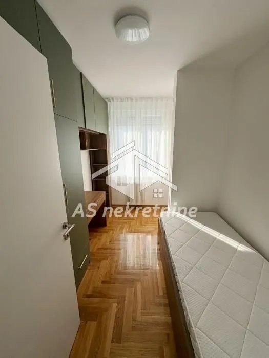 Izdavanje, četvorosoban stan, 79m², Banjica, Voždovac Sve Podlokacije