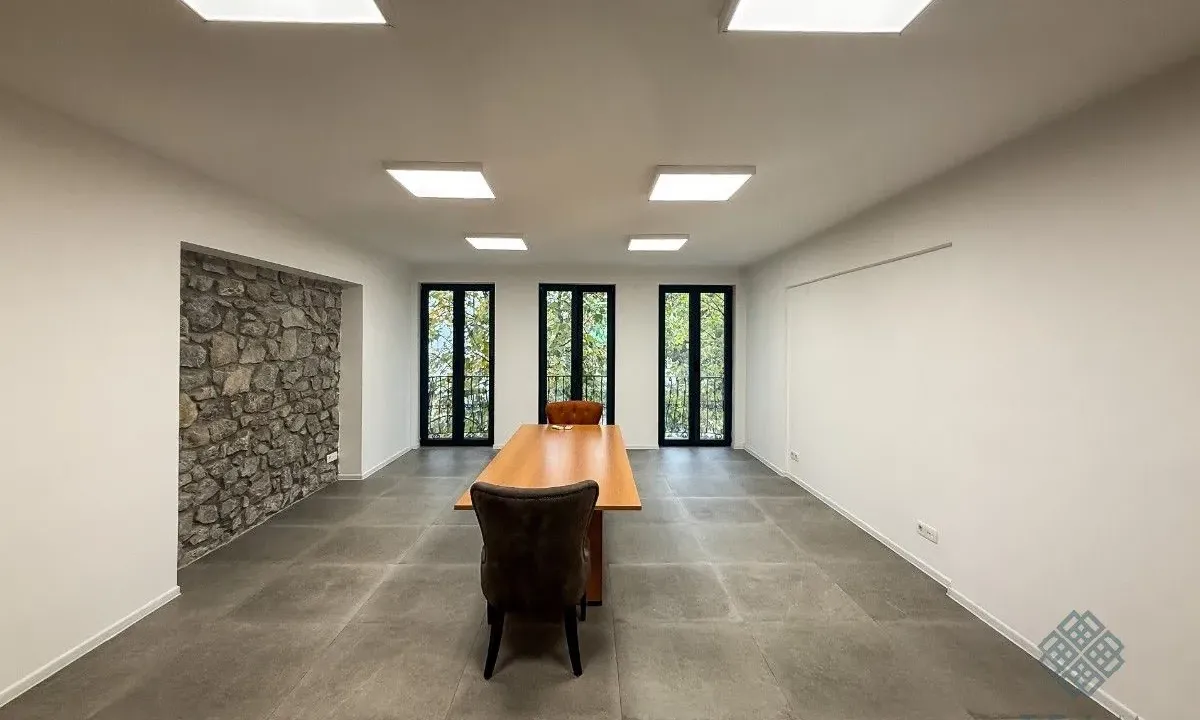 Izdavanje, poslovni prostor, 118m², Centar, Podgorica