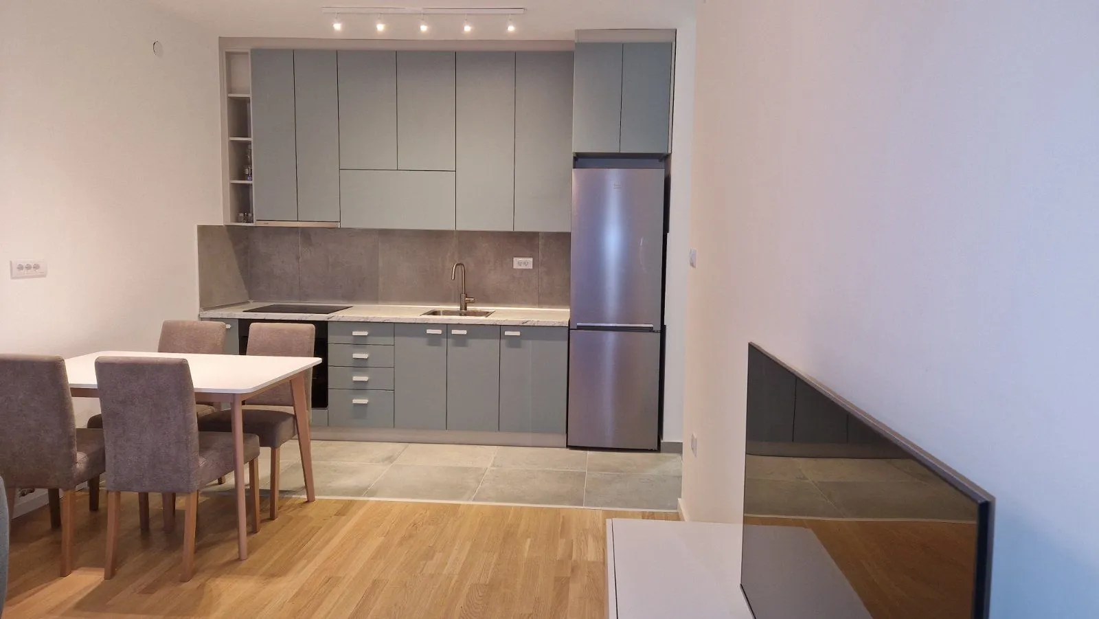 Izdavanje, jednosoban stan, 37m², Centar, Pančevo