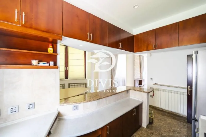 Izdavanje, kuća, 270m², Voždovac Sve Podlokacije, Beograd