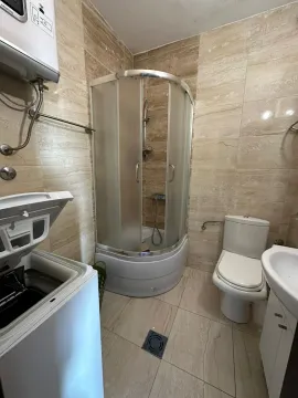Manje kupatilo sa tuš kabinom, toaletom i veš mašinom. - image 12