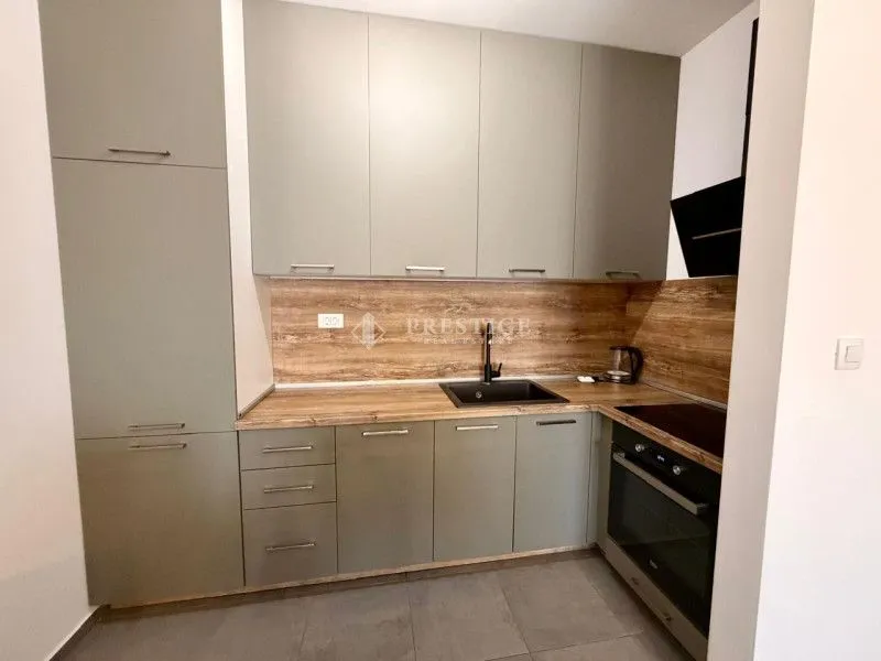 Moderna kuhinja sa ugrađenim elementima i aparaturom.