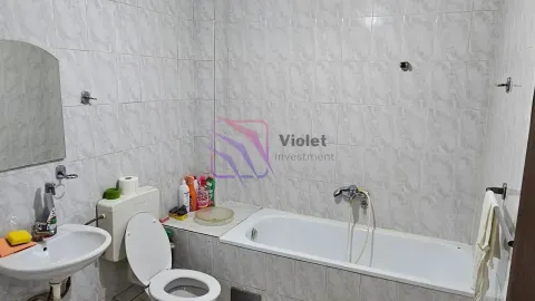 Kupatilo opremljeno kadom, umivaonikom i toaletom. - image 8