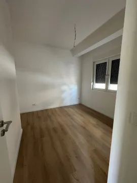 Prazna soba sa laminatom i bijelim zidovima. - image 7