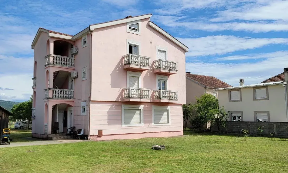 Izdavanje, kuća, 230m², Zlatica, Podgorica