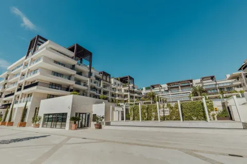 Pogled na spoljašnjost moderne stambene zgrade sa terasama i uređenim dvorištem. - image 21