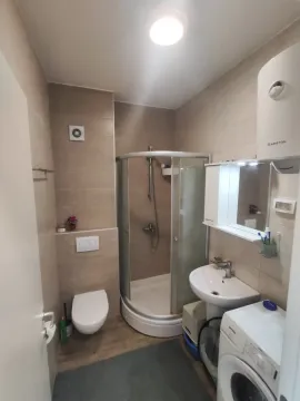 Manje kupatilo sa tuš kabinom, umivaonikom, veš mašinom i toaletom. - image 5