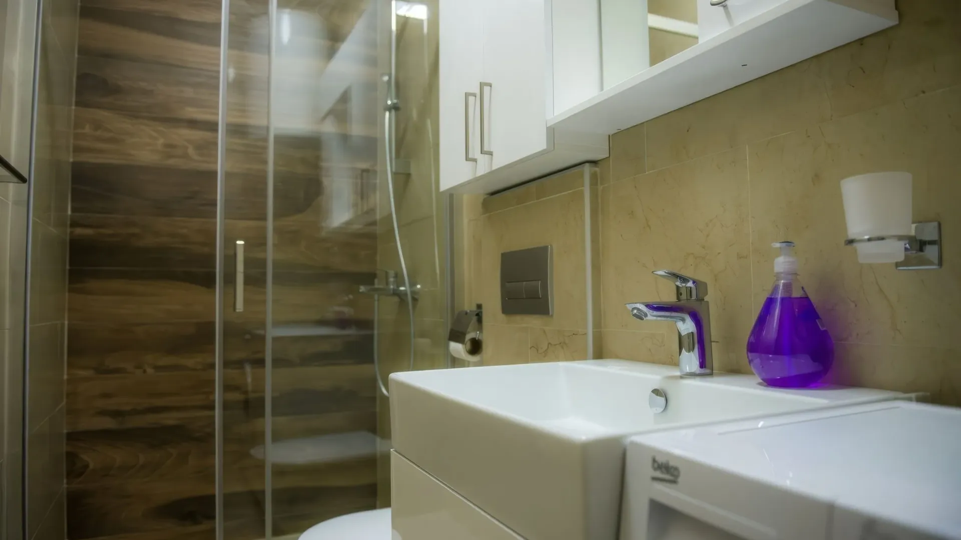 Izdavanje, dvosoban stan, 81m², Dobrota, Kotor