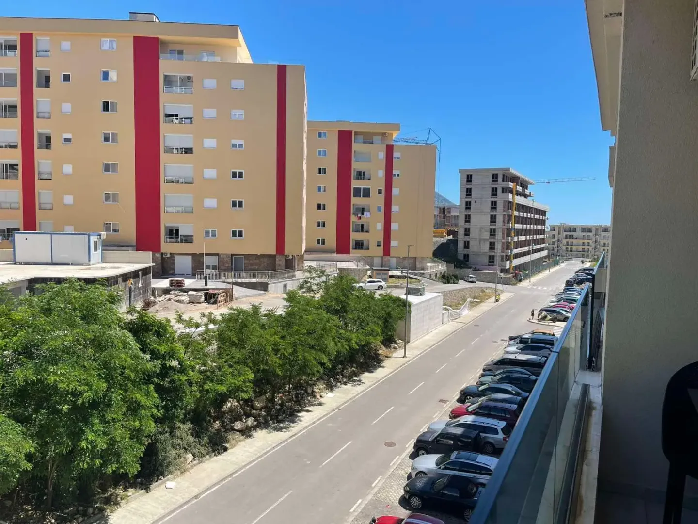 View from the terrace of the street and residential buildings in the neighborhood.