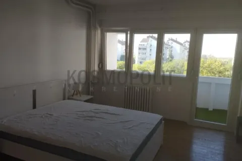 Spavaća soba sa bračnim krevetom i izlazom na terasu. - image 5