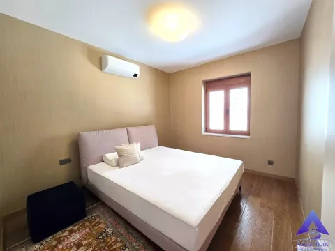 Namještena spavaća soba sa bračnim krevetom, klima uređajem i prozorom. - image 23