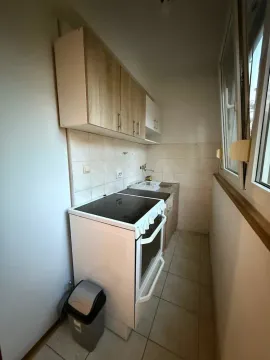Manja kuhinja sa šporetom i gornjim elementima. - image 4