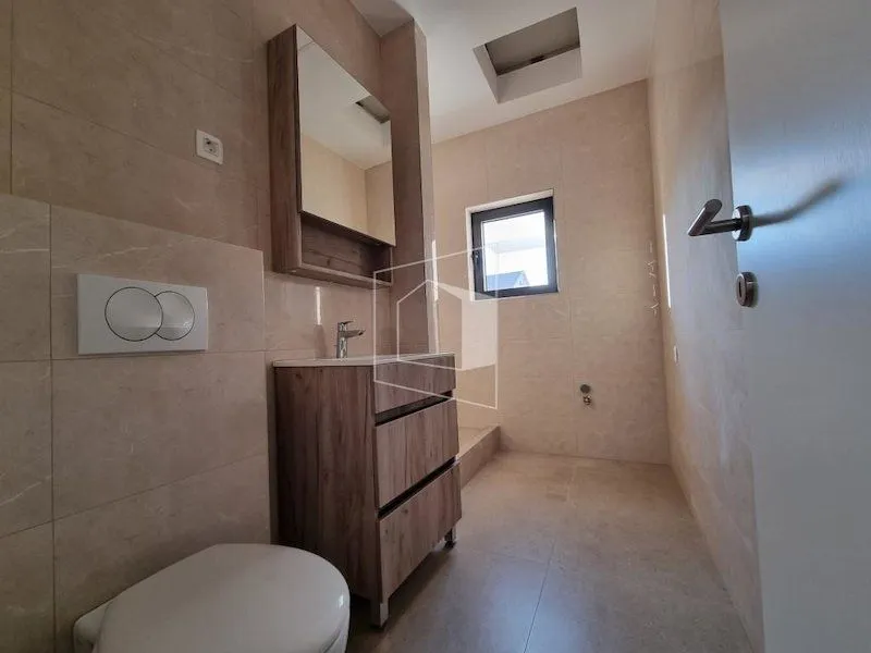 Sale, house, 400m², Tološi, Podgorica
