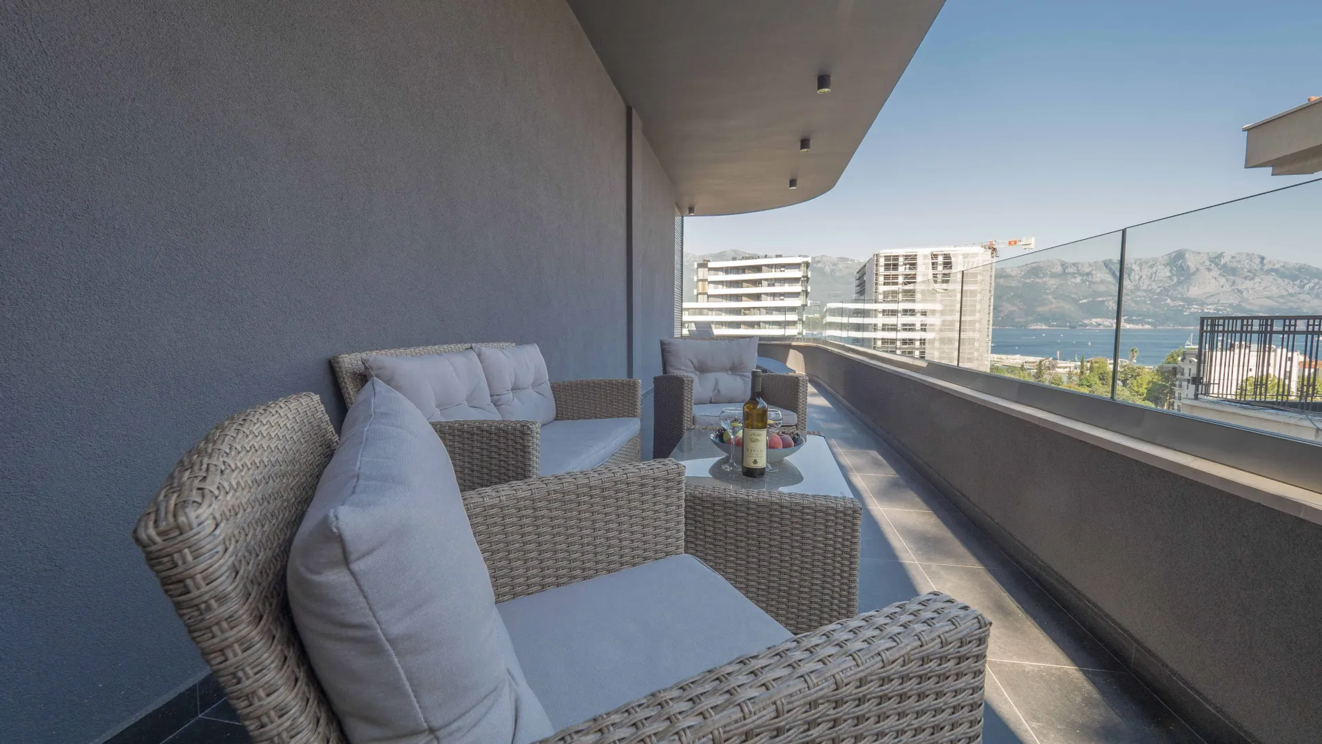 Izdavanje, dvosoban stan, 80m², Gospoština, Budva