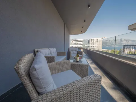 Rent, two bedroom apartment, 80m², Gospoština, Budva - image 8