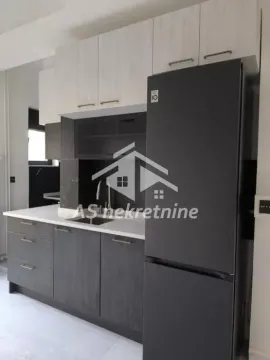 Moderna kuhinja sa tamnim elementima i belim gornjim ormarićima. - image 5