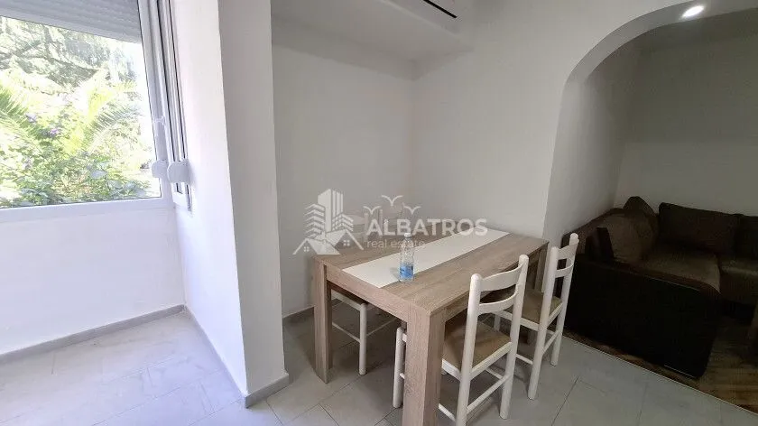 Trpezarijski sto sa stolicama u sklopu dnevnog boravka.