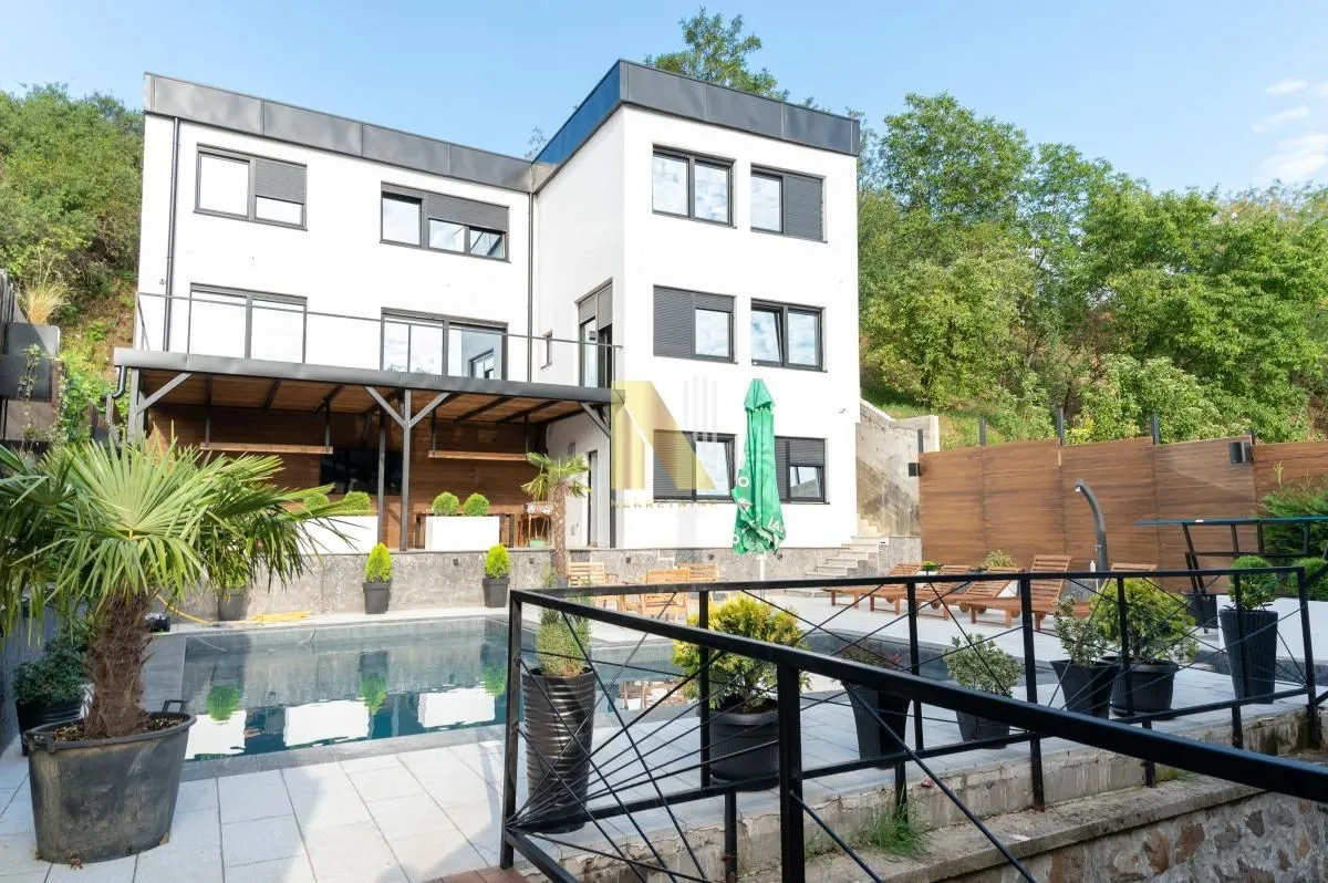 Izdavanje, kuća, 300m², Beočin, Srbija