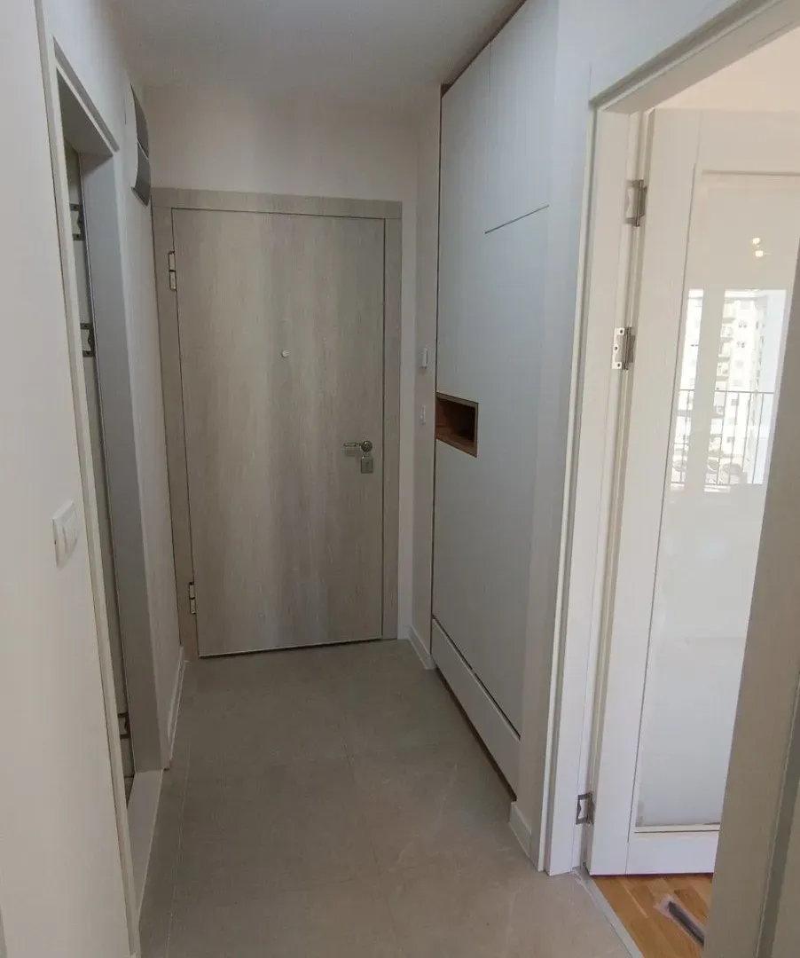 Izdavanje, jednosoban stan, 42m², Pobrežje, Podgorica
