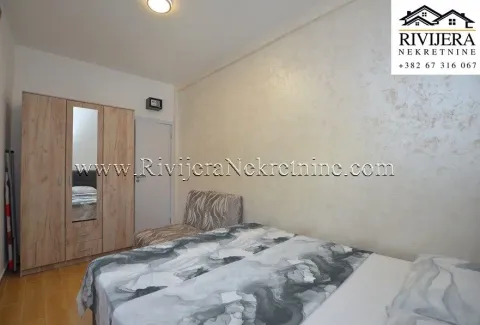 Spavaća soba sa bračnim krevetom, garderoberom i manjom foteljom na razvlačenje. - image 6