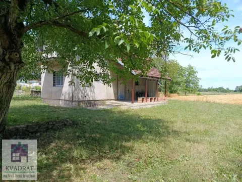 Pogled na kuću sa dvorištem okruženom zelenilom. - image 30