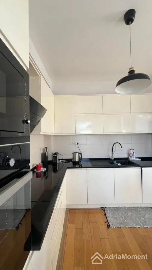 Izdavanje, trosoban stan, 115m², Centar, Tivat