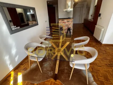 Trpezarija sa staklenim stolom i stolicama u dnevnom boravku. - image 11