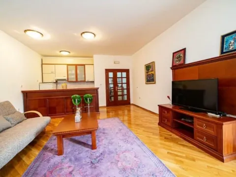 Izdavanje, jednosoban stan, 67m², Centar, Budva - image 2