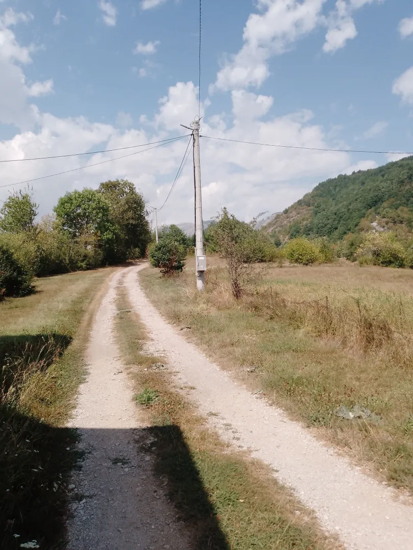 Seoski put koji vodi kroz prirodu do parcele.