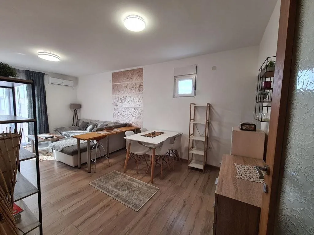 Izdavanje, dvosoban stan, 75m², Blok 5, Podgorica